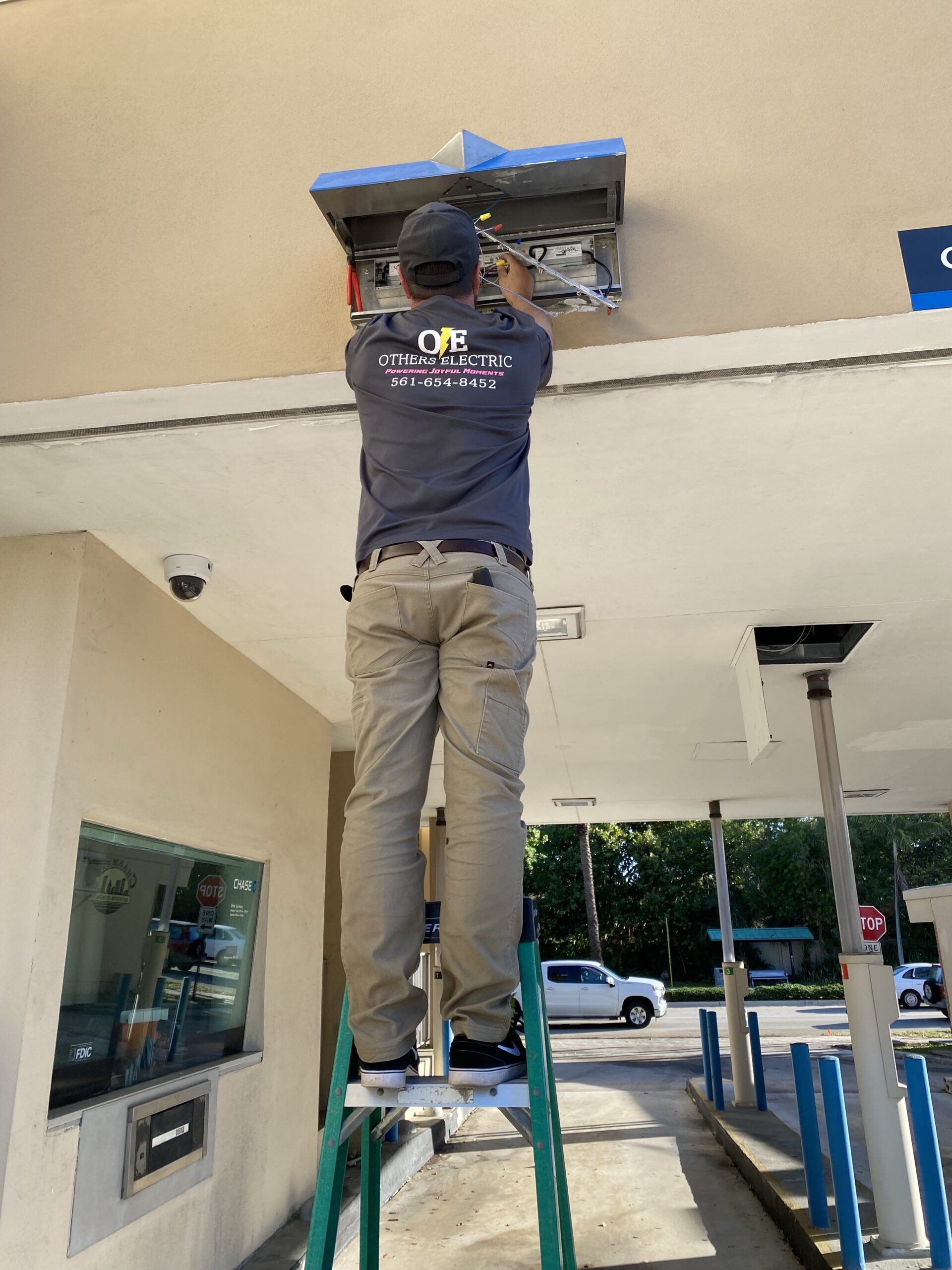 commercial electricians for banks